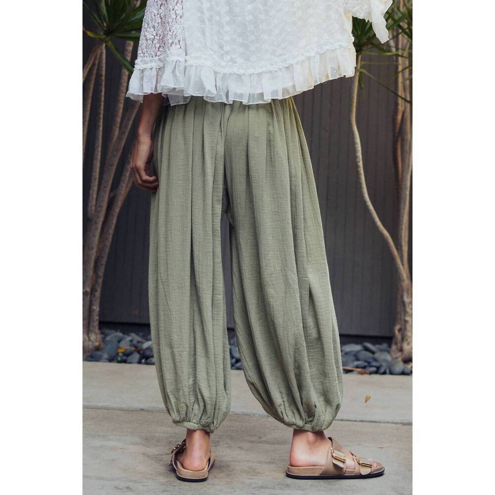 NEW URBAN DAIZY crinkle balloon drawstring pants in olive - Picture 3 of 3